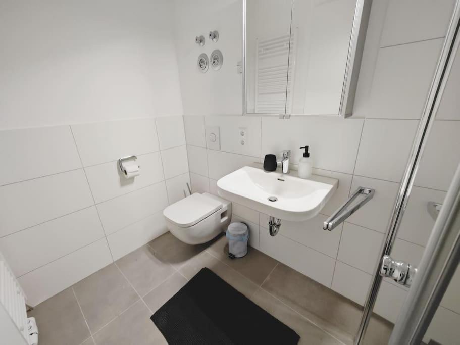 Ticasa Black-Zentral-Outlet-Aufzug-Stylisch-Unique Metzingen  Esterno foto